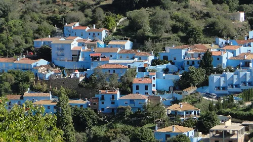Blaue Häuser in Júzcar, Málaga, im Tal des Genal.
