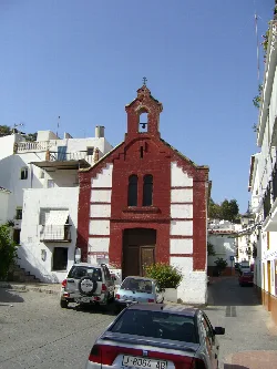 Kirchenfassade mit Turm und Fenstern in Torrox, Málaga.