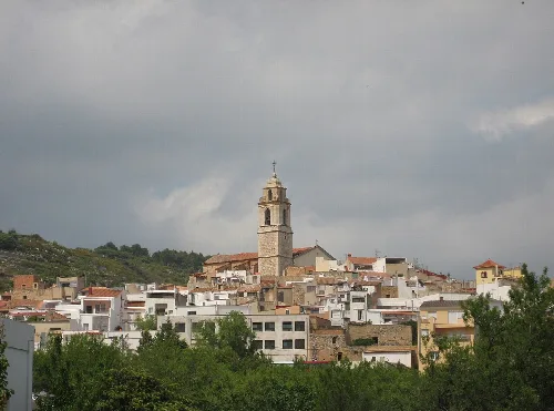 Vista de Rossell con iglesia y casas blancas en las colinas.