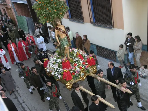Prozession mit Jesus Christus Statue und Blumen in Madridejos.