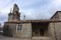 Fachada de piedra y torre de la iglesia en Navasfrías.