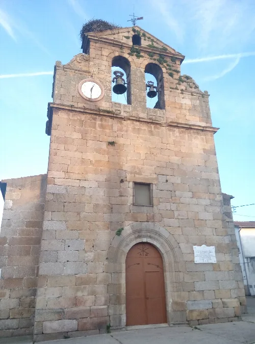 Portada de la Iglesia de San Lino, en Espeja.