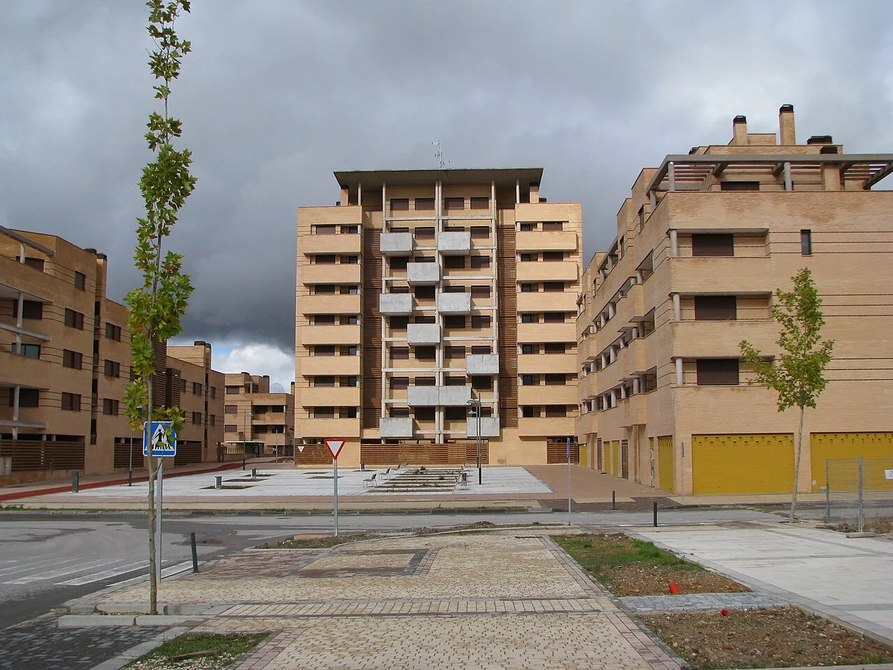 Vista de la Plaza Encina con edificios y árboles en Ciudad Valdeluz.