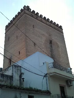 Guzmanes-Turm, ein steinerner Turm mit Zinnen in La Algaba.