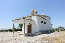 Kleine weiße Kapelle mit überdachtem Eingang in Añover de Tajo.