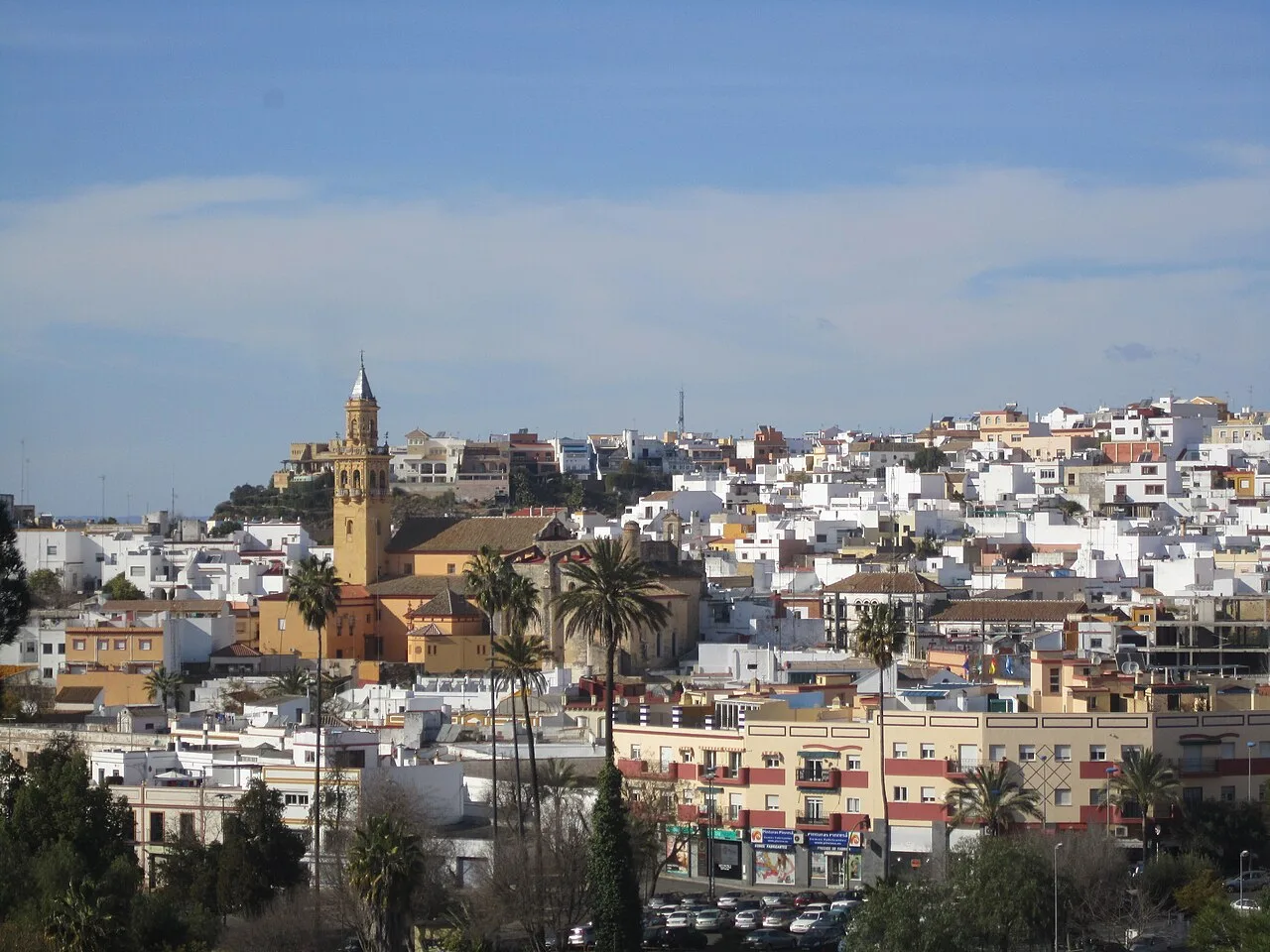 Vista de casas blancas y torre de iglesia en Alcalá de Guadaíra.