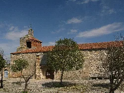 Iglesia de Santiago Apóstol con espadaña y campanario en Muelas del Pan.