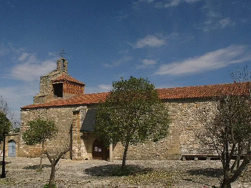 Kirche des Santiago Apostol mit Glockenturm und espadaña in Muelas del Pan.