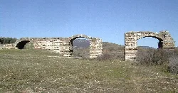 Ruinen einer alten römischen Steinbrücke mit Bögen.