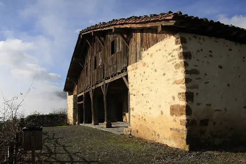 Stein- und Holzgebäude mit Scheunengebäude in Guipúzcoa.