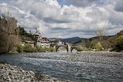 Steinbrücke über den Fluss Ezka Ibaia in Burgui, Navarra.