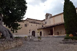Kloster mit Bäumen und Steintor in Inca, Mallorca.