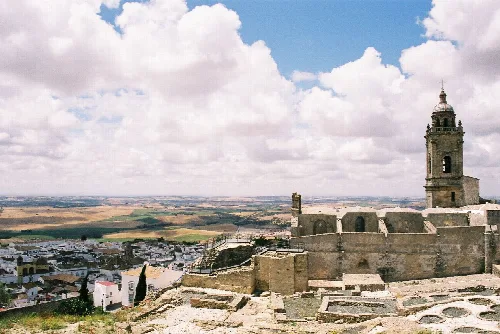 Blick auf Kirche und ländliche Landschaft in Medina Sidonia.