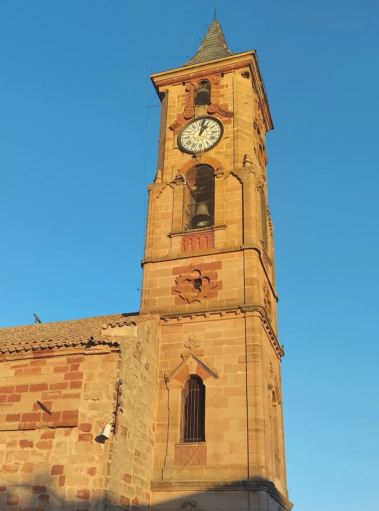 Kirchturm mit Uhr und Glocke in Montiel.