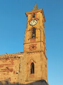 Kirchturm mit Uhr und Glocke in Montiel.