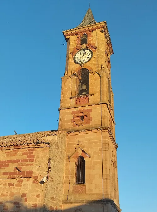 Kirchturm mit Uhr und Glocke in Montiel.
