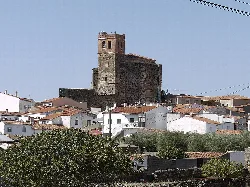 Blick auf die Kirche mit Turm und weißen Häusern in Jaraicejo.