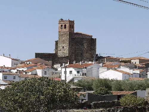 Blick auf die Kirche mit Turm und weißen Häusern in Jaraicejo.