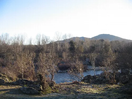 Río Tormes a su paso por Navamorisca (El Losar) en la margen izquierda y Vallehondo (San Lorenzo de Tormes) margen derecha, en la provincia de Ávila (España).