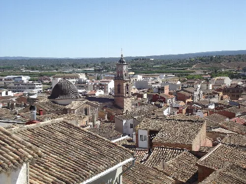 Blick auf Dächer und eine Kirche mit Glockenturm in Navarrés.