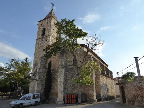 Steinige Kirche mit Turm und Bäumen in Fuentes Calientes.