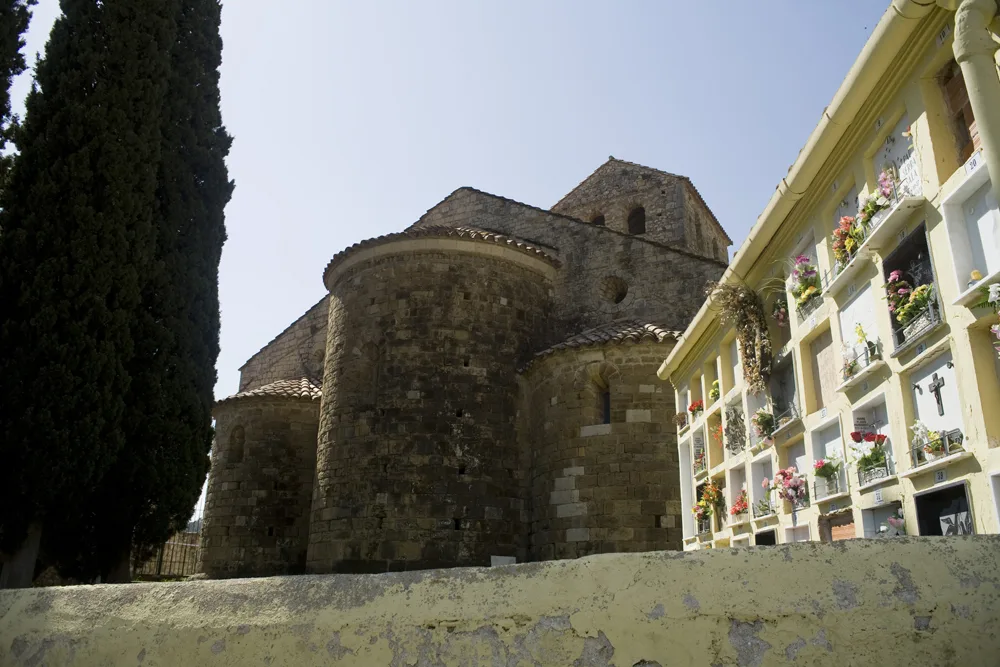 Alte Steinkirche und verzierte Friedhofsnischen in Beuda.
