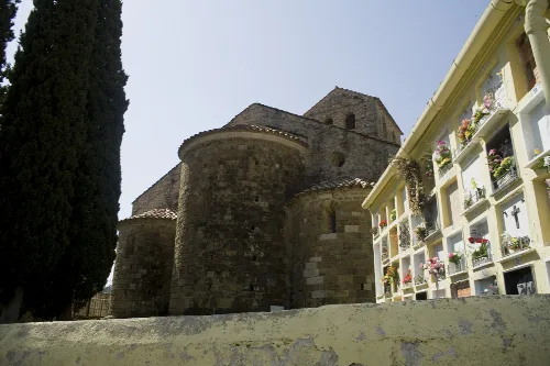 Alte Steinkirche und verzierte Friedhofsnischen in Beuda.