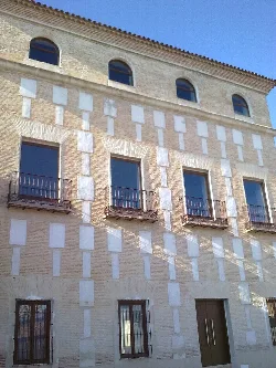 Edificio con ventanas y balcones en Carrión de Calatrava.