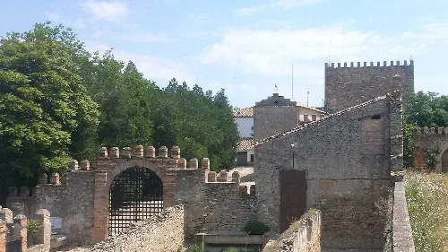 Vista general del castillo de Espeluy.