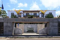 Edificio del ayuntamiento con entrada moderna y fachada blanca en Garafía.