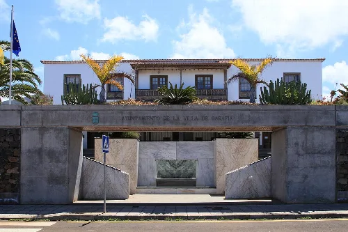 Town hall building with modern entrance and white facade in Garafía.