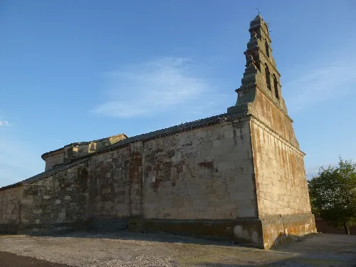 Seitenansicht einer alten Kirche mit Turm in Forfoleda, Salamanca.