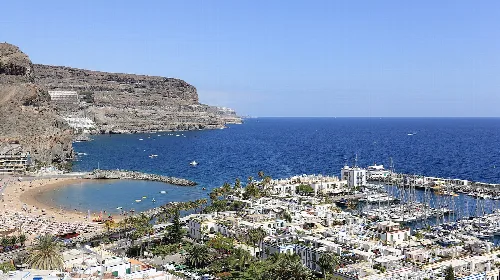 Panorama des Hafens mit Booten und Küste auf Gran Canaria.