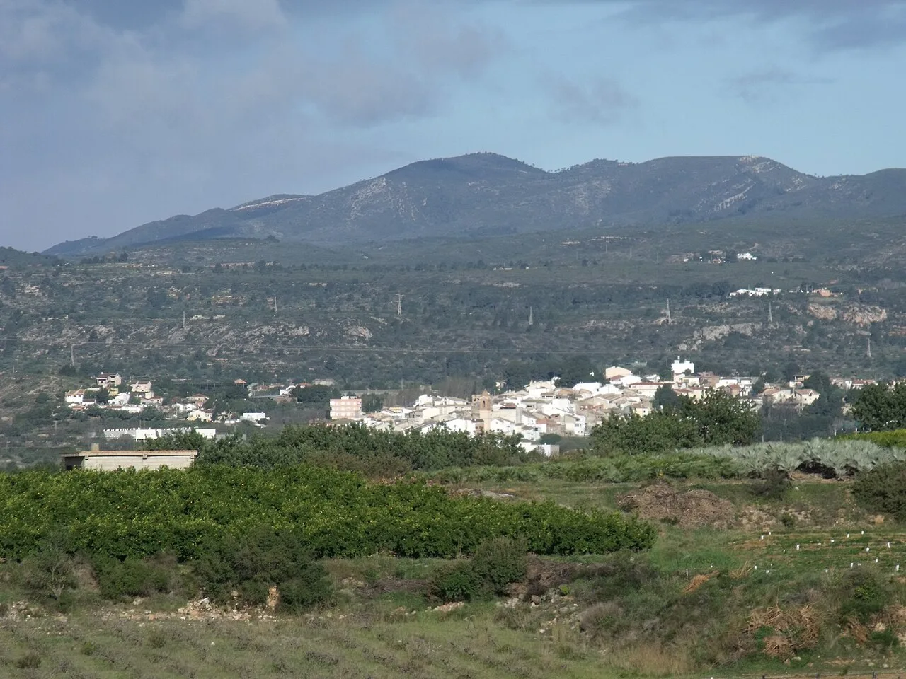 Landschaft mit Stadt und Bergen in der Ferne.