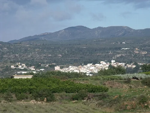 Landschaft mit Stadt und Bergen in der Ferne.