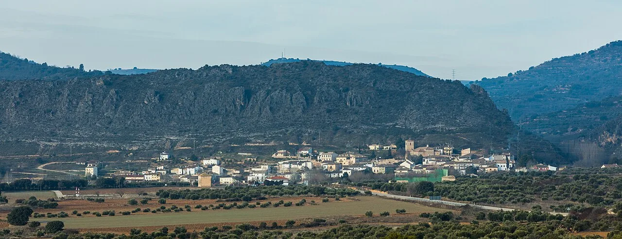 Panoramic view of Durón in a valley surrounded by hills.