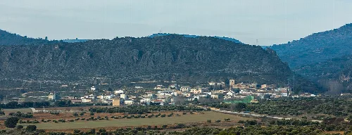 Panoramic view of Durón in a valley surrounded by hills.