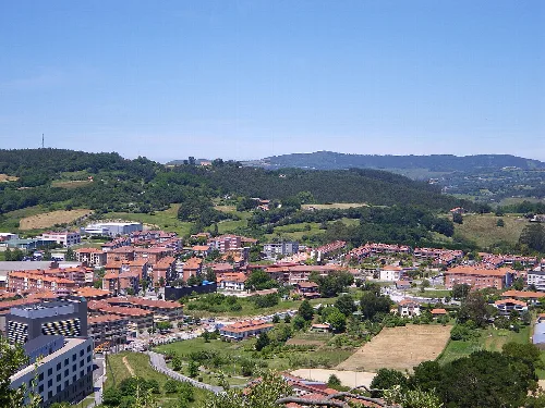 Bizkaiko Urduliz herriaren ikuspegia, Santa Marina atxa deritzon mendi magaletik.
