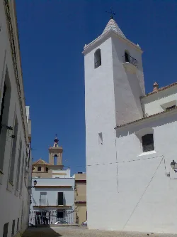 Weiße Kirchen in Puerto Real mit blauem Himmel und engen Straßen