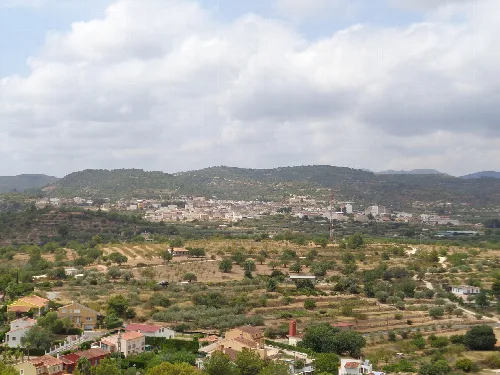 Landschaft mit Häusern, Feldern und Hügeln gesehen von einer Burg.