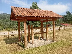 Holz-Hufschmiedepferd mit Ziegeldach in Canicosa de la Sierra.