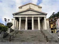 Kirche mit Säulen und Treppen in Motrico.