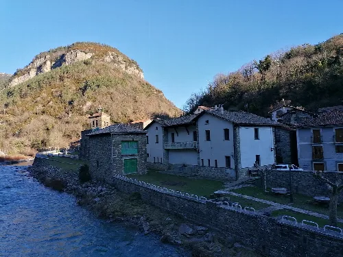 Weiße Häuser und ein Fluss in Urzainqui, Navarra.
