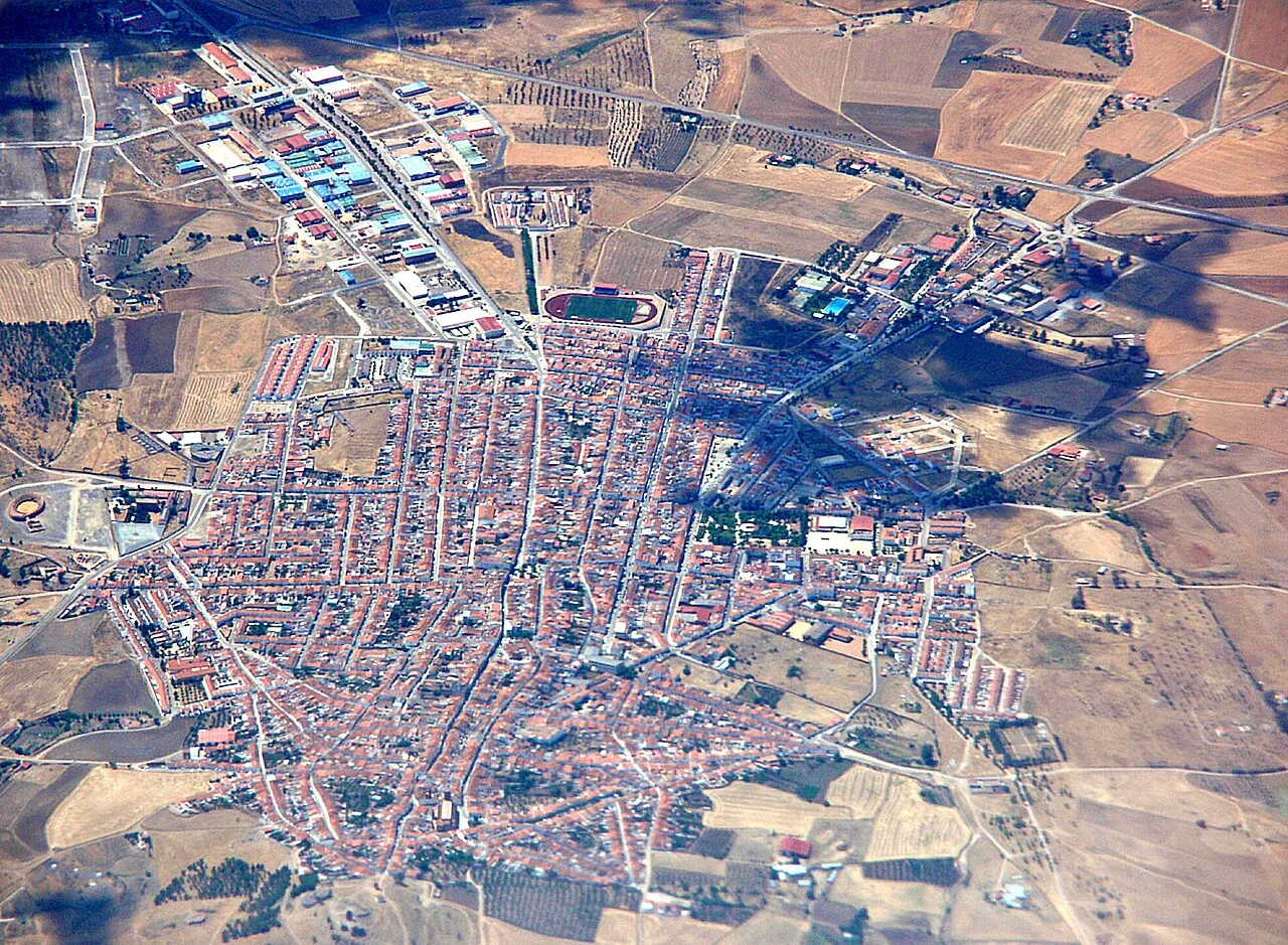 Vista aérea de Azuaga con calles y edificios visibles.
