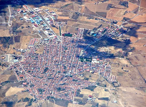 Luftaufnahme von Azuaga mit sichtbaren Straßen und Gebäuden.