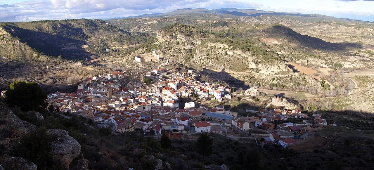 Panoramablick auf Enguídanos vom Peña Horadada.