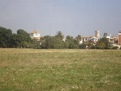 Vista del casco antiguo de Cunit con el castillo y la iglesia al fondo