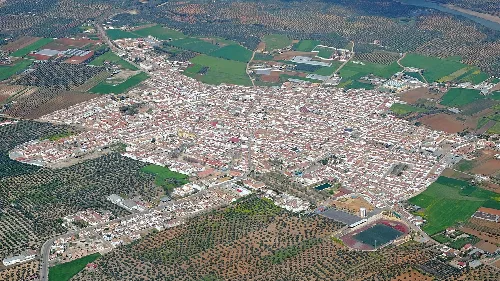 Luftaufnahme von Marmolejo mit Straßen, Gebäuden und Feldern.