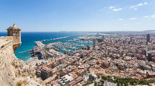 Vista aérea de Alicante con mar, puerto y ciudad.
