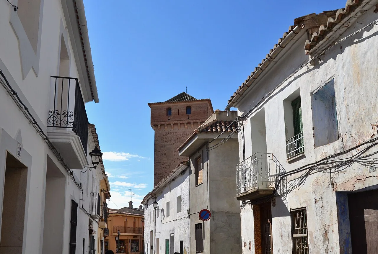 Carrer i torre de Benavites.